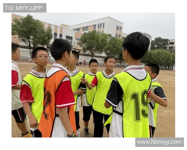 足球明星与小朋友共度快乐时光一起踢足球传递梦想与友谊的火花 足球明星与小朋友共度快乐时光一起踢足球传递梦想与友谊的火花