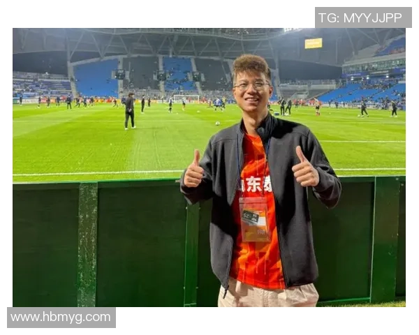 足球巨星化身老年球员上场打球引发热议与欢笑 足球巨星化身老年球员上场打球引发热议与欢笑